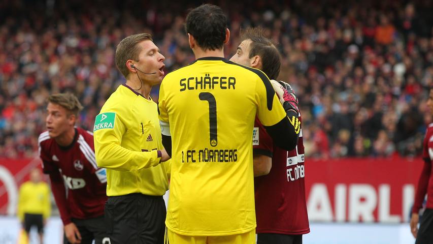 Deshalb ist auch Raphael Schäfer in den letzten Minuten der ersten Hälfte weitgehend beschäftigungslos. Stattdessen beschränkte sich der Club-Kapitän auf Diskussionen mit dem Schiedsrichter Tobias Welz.