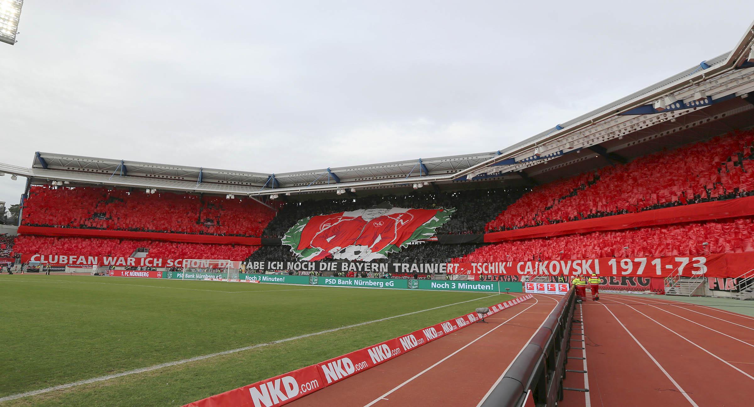 Auch wenn's schon etwas her ist. Jetzt schreiben wir in der Gegenwartsform: Als der Club das vorletzte Mal die Bayern im eigenen Stadion zu Gast hat, ist er seit fünf Spielen unbesiegt. Seine Ungeschlagen-Serie möchte der von Gertjan Verbeek angeleitete Altmeister im Februar 2014 natürlich auch gegen den Erzrivalen aus Altbayern verlängern. Den erste Hingucker im Achteck gibt's gleich vor der Partie: Die Nordkurve ehrt mit einer großen Choreo Zlatko "Tschik" Čajkovski, der den FCN ebenso trainierte wie den FC Bayern - und als Grenzgänger zwischen den fränkisch-bayerischen Fußballkonfessionen damals ein aus Nürnberger Sicht mehr als verständliches Bekenntnis lieferte.