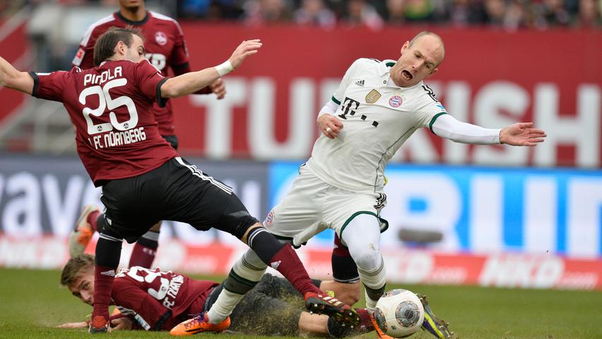 Nach dem Treffer die Bayern mit breiter Brust. In der 55. Spielminute prüft Robben Club-Torhüter Raphael Schäfer. Der aber kann parieren.
