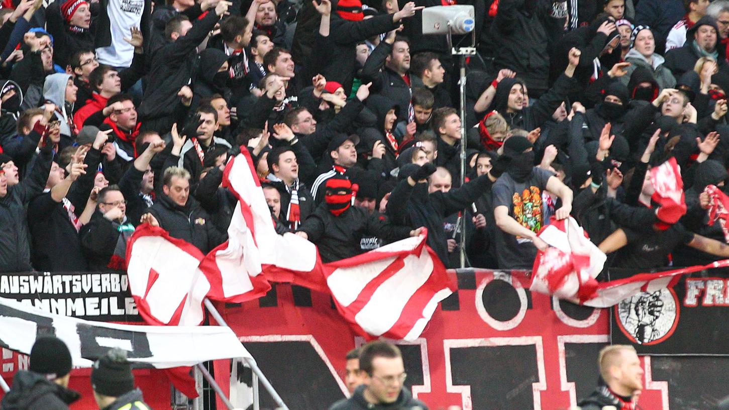 Die Ultras des FCN präsentieren das Schickeria-Banner "Südkurve - Herz und Seele unseres Vereins".