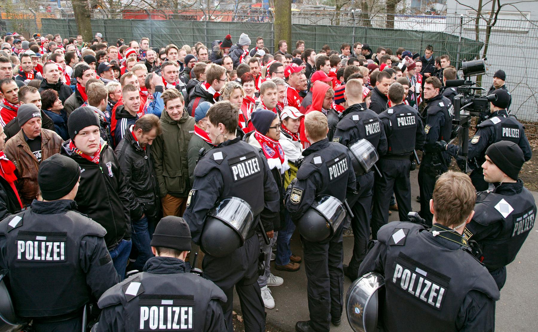 De Maizière: Fußball Soll Nicht Für Polizeieinsätze Zahlen | Nordbayern