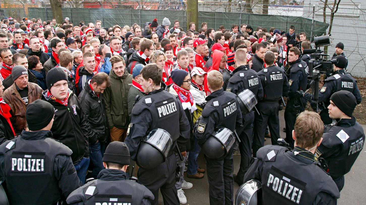 Nicht nur aber vor allem bei so genannten Hochsicherheitsspielen sind in der Bundesliga jede Menge Polizisten im Einsatz. Die Frage, wer dafür zahlt, wird nun wieder neu diskutiert.