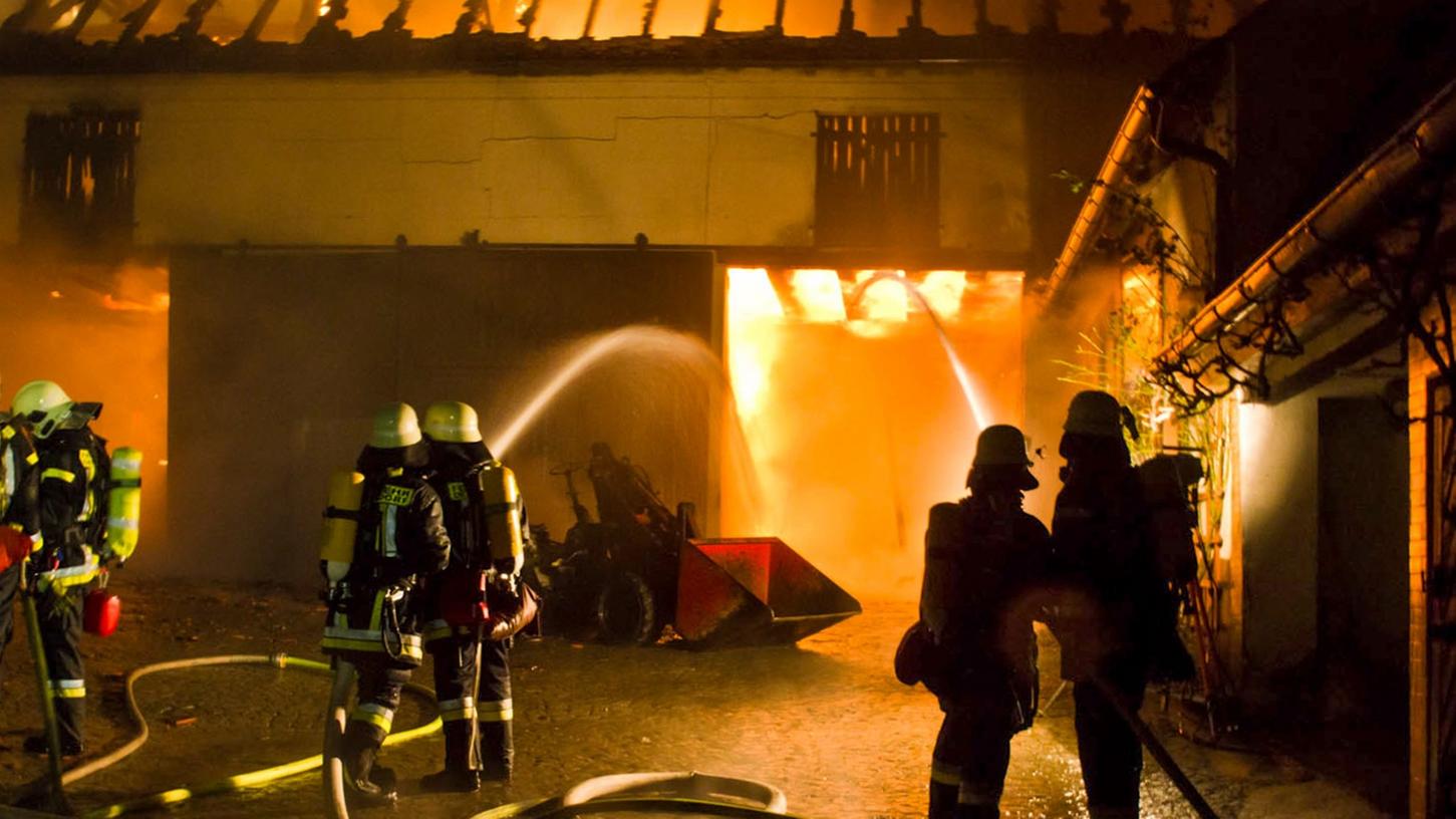 300.000 Euro Schaden: Scheune in Cadolzburg brannte lichterloh