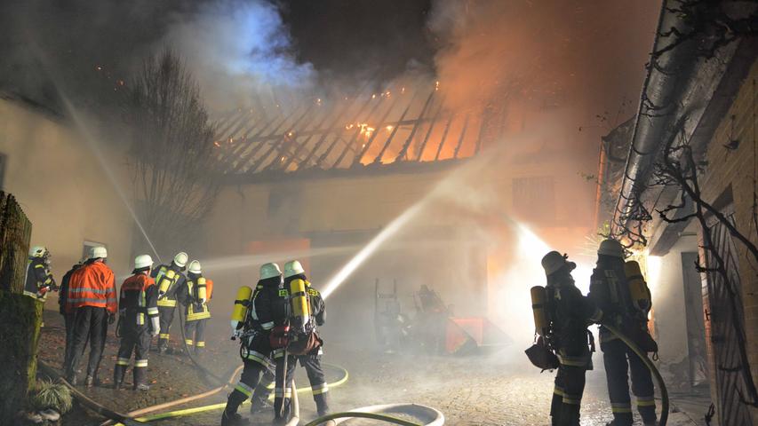 Am Samstag bemerkten mehrere Personen gegen 20.40 Uhr, dass Flammen aus der Scheune in Cadolzburg loderten und alarmierten die Feuerwehr. Das Großaufgebot...