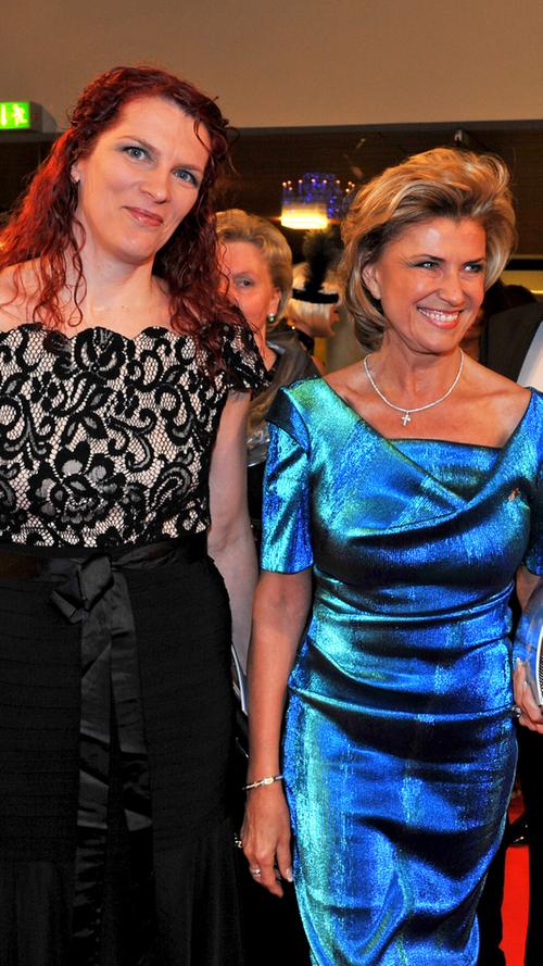 Ein bestechendes Lächeln zeigte Dagmar Wöhrl in ihrem blau-metallic Kleid.