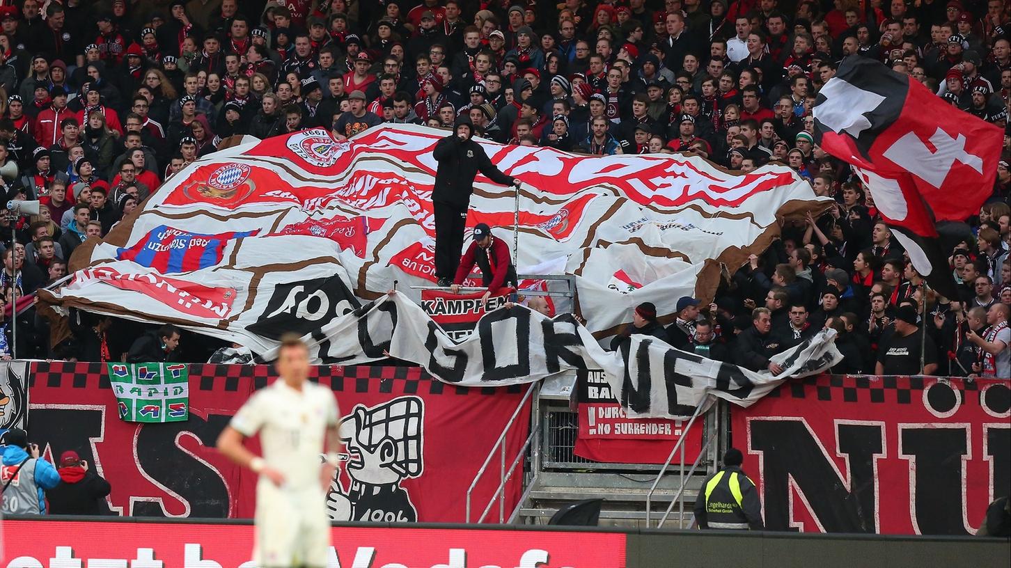 Am 8. Februar 2014 wurde die geklaute Bayern-Fahne im Club-Block präsentiert.
