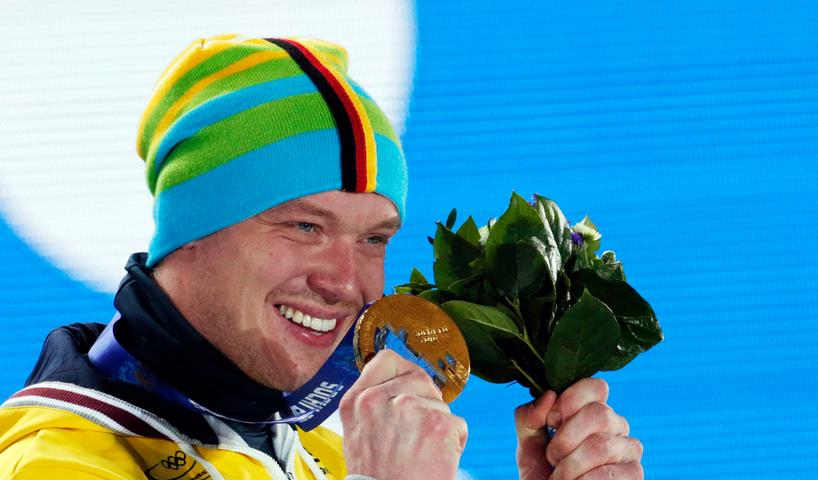 Dementsprechend stolz präsentiert der Athlet vom RC Berchtesgaden seine bereits zweite Goldmedaille. Auch 2010 hatte Loch ganz oben vom Stockerl gegrüßt.