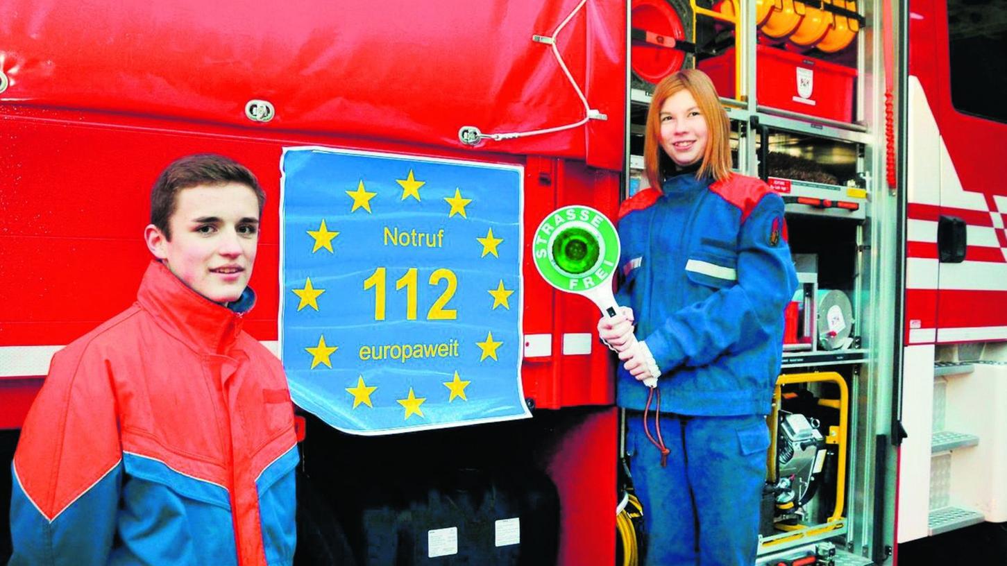 Mit ihrem Einsatzfahrzeug und einem Plakat stehen Lukas und Lara von der Jugendfeuerwehr Neunkirchen am Brand auf einem öffentlichen Platz und werben bei Passanten für die europaweite Notrufnummer 112. Lukas ist über seinen Bruder zur Feuerwehr gekommen und legt gerne Saugleitungen am Bach. Lara ist bei der Jugendfeuerwehr, seit sie acht ist. Ihr gefallen vor allem die Wettbewerbe. Mit ihrem Einsatzfahrzeug und einem Plakat stehen Lukas und Lara von der Jugendfeuerwehr Neunkirchen am Brand auf einem öffentlichen Platz und werben bei Passanten für die europaweite Notrufnummer 112. Lukas ist über seinen Bruder zur Feuerwehr gekommen und legt gerne Saugleitungen am Bach. Lara ist bei der Jugendfeuerwehr, seit sie acht ist. Ihr gefallen vor allem die Wettbewerbe.