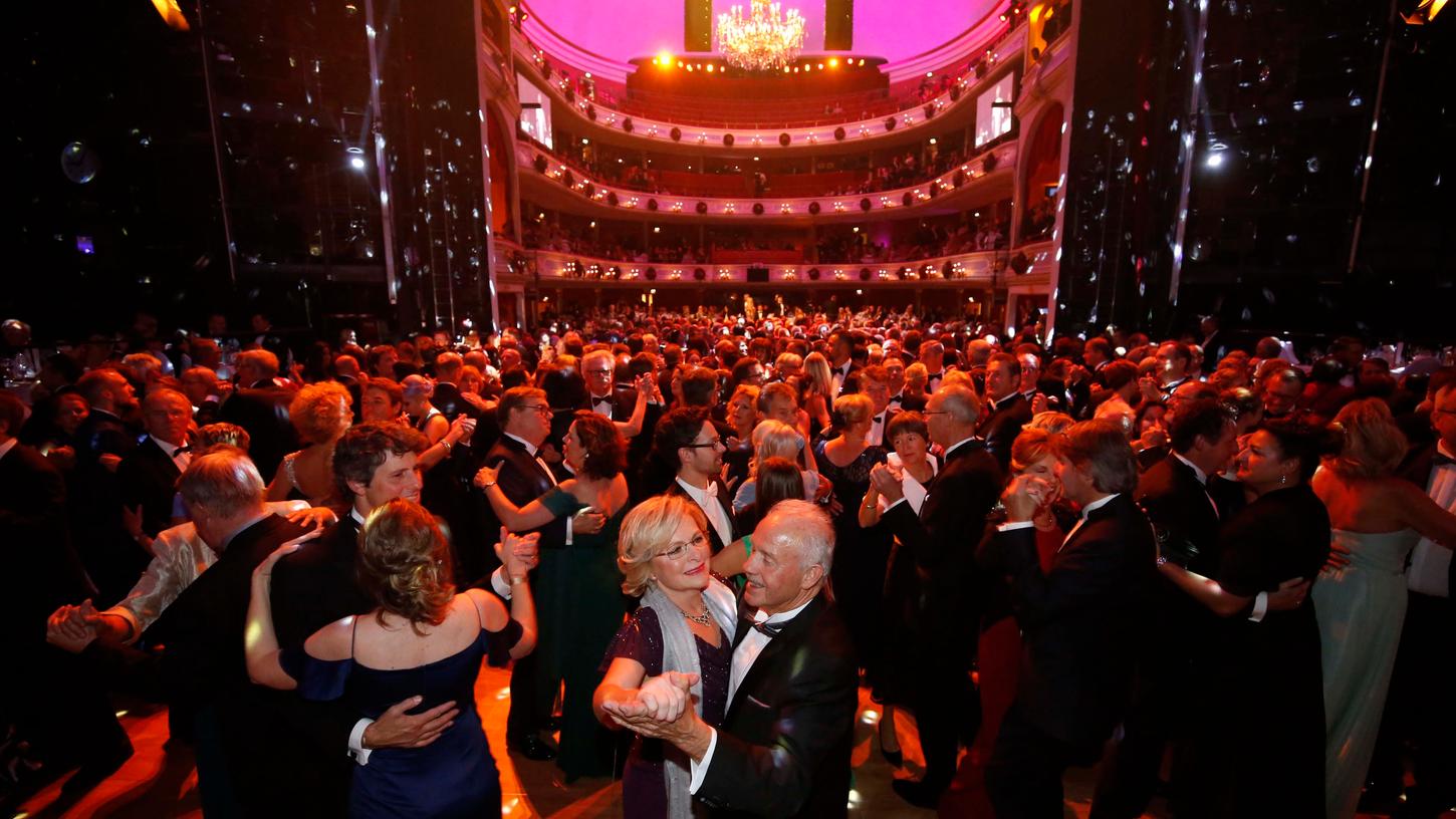 Die Tanzfläche ist beim Nürnberger Opernball immer gut gefüllt.