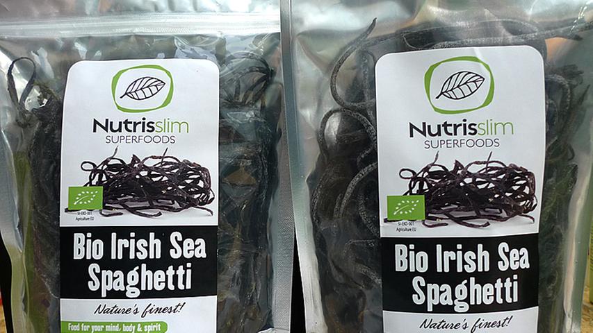 Diese "Bio Sea Spaghetti" wachsen im Atlantik als ganz gewöhnlicher Riementang (Himanthalia elongata). Geerntet werden diese Nudeln an der Küste Irlands. Stopft man sie in eine schick glänzende Folienverpackung, kann man sie dem gläubigen Veganer oder auch anderen Verbrauchern flugs als "Food for your mind, body & spirit" verkaufen. - Das hilft bestimmt!
