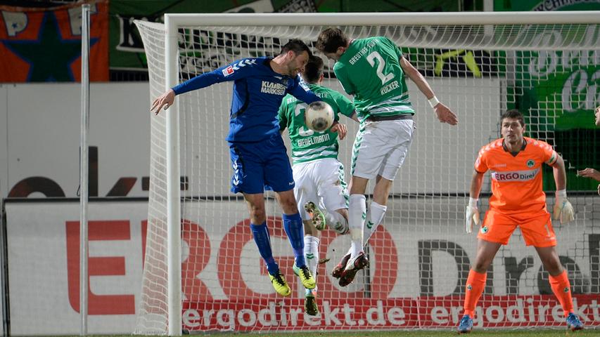 Umso überrraschender fällt das 1:0 für Karlsruhe: van der Biezen köpft den Ball in die richtige Richtung und...