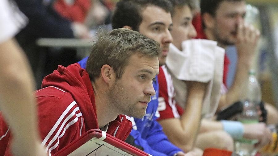 Großer Horizont: Max Müller hat auf der NHTC-Bank auch schonmal Trainerequipment in der Hand. Großer Horizont: Max Müller hat auf der NHTC-Bank auch schonmal Trainerequipment in der Hand.