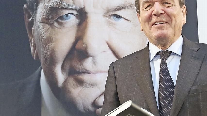 Zu seinem 70. Geburtstag am 7. April 2014 beschenkt sich Gerhard Schröder selbst - mit seinem Buch "Klare Worte".