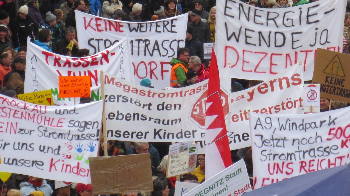 Bei einem Aktionstag im vergangenen Februar gingen in Pegnitz  mehrere Hundert Menschen gegen die "Monstertrasse" auf die Straße. Heuer sollen es mindestens genauso viele werden, hoffen die Veranstalter.