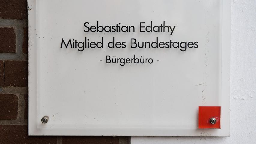 10. Februar 2014 : Die Polizei durchsucht die Wohnung und Büroräume des ehemaligen SPD-Innenpolitikers Sebastian Edathy nach Kinderpornografie.
