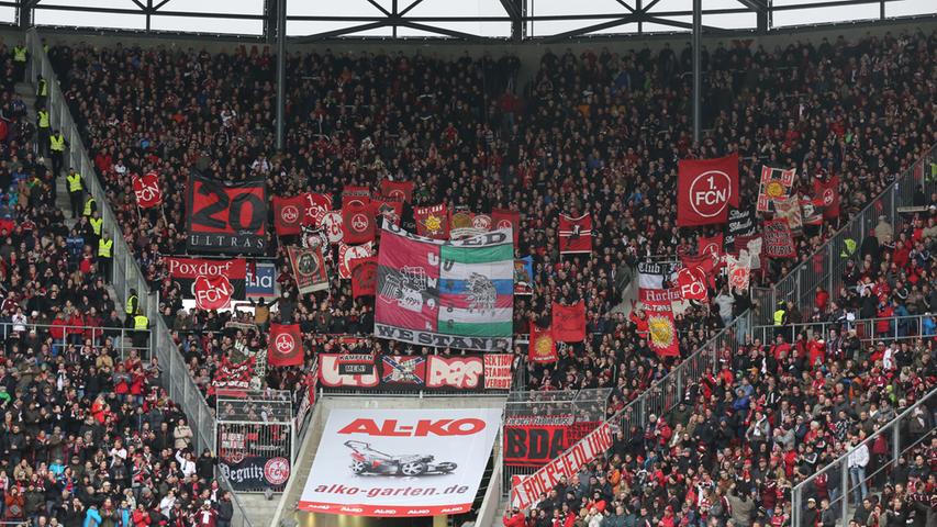 Rund 3000 Nürnberger Fans sind ins knapp 150 Kilometer entfernte Augsburg mitgereist und verbreiten schon vor der Partie gute Stimmung. Sie sehen den Auswärtssieg beim Tabellenachten FCA, der zuletzt hervorragend in Form war.