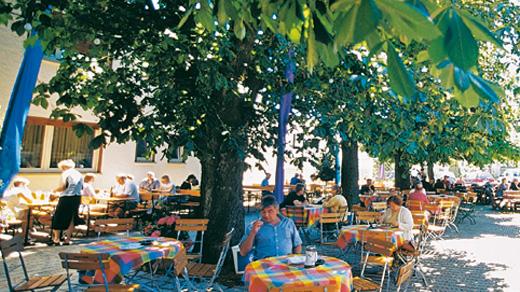 Seit 1971 wird der Gasthaus Güthlein als Familienunternehmen von Heinz & Marga Güthlein geführt. Vater und Sohn stellen in der hauseigenen Metzgerei allerhand Fleisch- und Wurstwaren her. Mutter und Tochter leiten mit viel Herzblut die Geschicke im Gasthof und Hotel. // Dorfstraße 14, 91056 Erlangen - Büchenbach