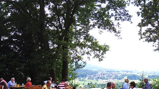Der Pretzfelder Keller liegt auf dem Kirschenfestgelände zwischen Pretzfeld und Ebermannstadt und hat sich durch seine gemütliche Lage Platz 9 erkämpft. Der Biergarten wartet mit einem herrlichen Blick in die Weite. Dort finden die Gäste zwischen den Bäumen immer ein schattiges Plätzchen.