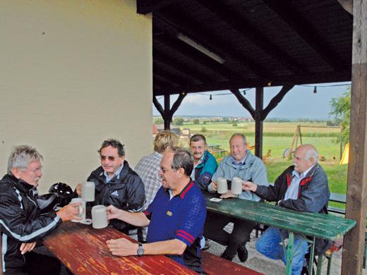 Der Voggendorfer Felsenkeller ist noch ein wahrer Geheimtipp. Das Bier kommt direkt von der Brauerei Prechtl aus den Höhlen unter dem Berg aus dem Zapfhahn. Gemeisam mit einer deftigen Brotzeit lädt der Biergarten zu geselligen Stunden ein. // Voggendorf 23, 91486 Uehlfeld
