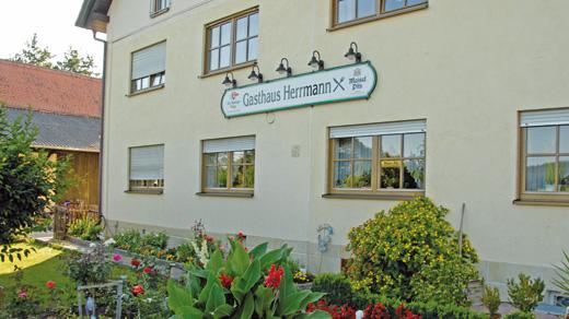 ...und dem "Gasthaus Herrmann" in Herrnsdorf. Im Herbst und Winter kann man sich hier in der Wirtschaft oder an sonnigen Tagen im Biergarten sein Karpfenfilet gut schmecken lassen.