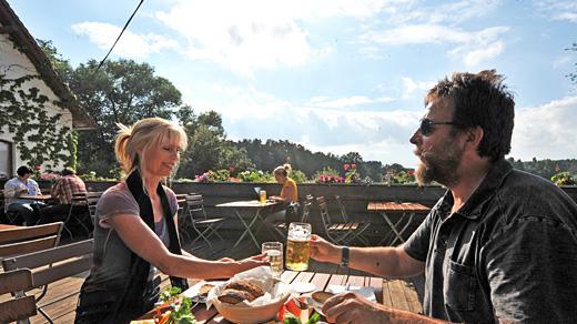 Der Biergarten Pflugsmühle bei Abenberg bietet allerlei Leckereien. Von Fränkische Brotzeiten, einer kleinen Karte mit warmen Gerichten bis hin zum selbst gebackenen Brot und dem Braten aus den Brotbackofen - hier sind Genießer richtig. // Pflugsmühle 1b, 91183 Abenberg