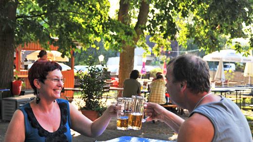 Auch die  Gaststätte Döllinger  in Schwabach hat die Biergartensaison eröffnet. Mittwoch bis Sonntag ist der Schoftlacher Biergarten ab 11 Uhr geöffnet, Montag und Dienstag ist Ruhetag. Das ändert sich im Mai: dann ist nur Montag Ruhetag und Dienstag ab 17 Uhr geöffnet. Es gibt klassisches fränkisches Essen bei  tagesbezogener Speisekarte.