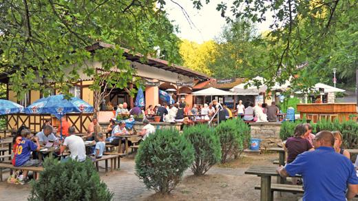 Platz 20 teilen sich das Café Kiosk in Nürnberg und der Waldgaststätte Araunerskeller in Weißenburg. Seit 1775 steht der altehrwürdige Araunerskeller östlich von Weißenburg schon. Zahlreiche Bäume spenden Besuchern Schatten, an den Bänken und Tischen ist Platz für etwa 300 Gäste. Es gibt eine kleine Karte mit warmen Gerichten und täglich wechselnde Spezialitäten wie Schlachtschüssel oder Spareribs.