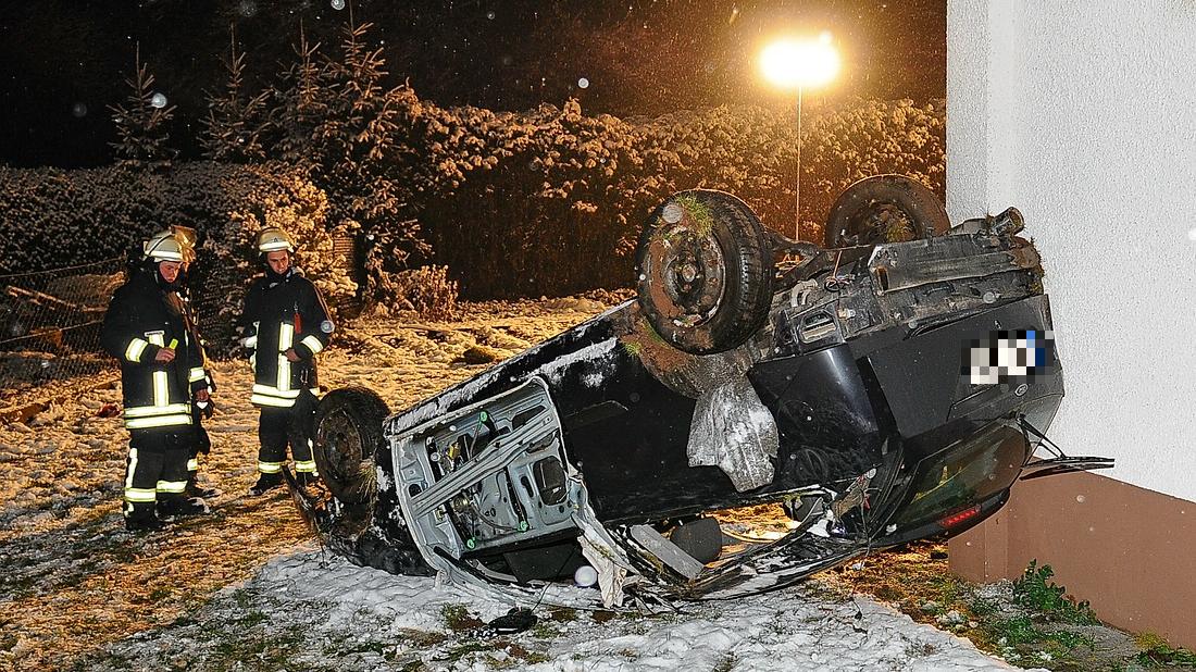 Der Zustand des Unfallwagens lässt erahnen, was sich zuvor abgespielt haben muss.