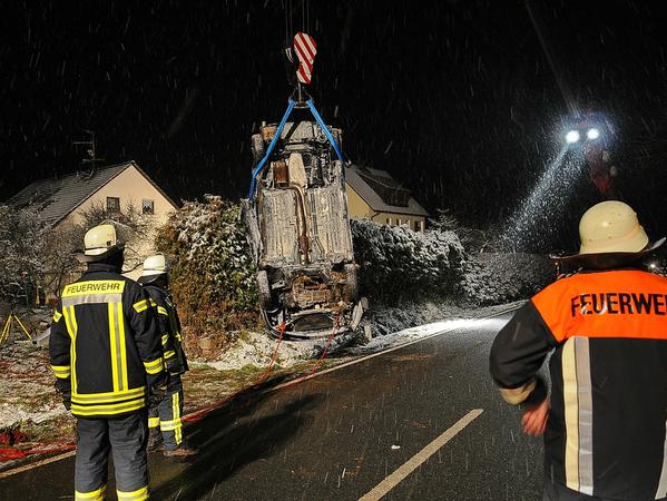 Später musste das Fahrzeug mit einem Autokran aus dem Vorgarten geborgen werden. Später musste das Fahrzeug mit einem Autokran aus dem Vorgarten geborgen werden.
