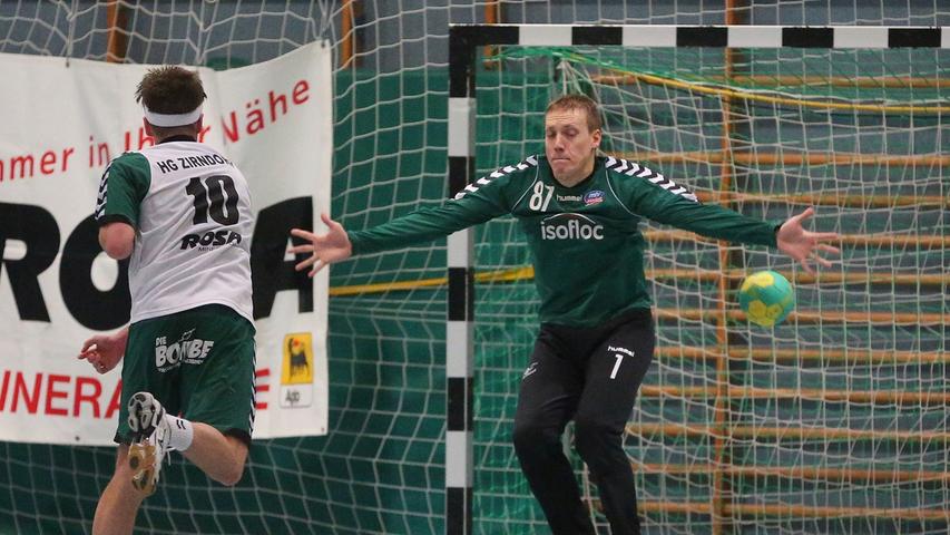 15.02.2014 --- Handball --- Saison 2013 2014 --- Bezirksoberliga BOL Männer :  HG Zirndorf - MTV Stadeln --- Foto: Sport-/Pressefoto Wolfgang Zink / JüRa ---  ....Maximilian Schmidt (10, HG Zirndorf, links) gg Stefan Kleinlein (87, MTV  Stadeln, rechts)