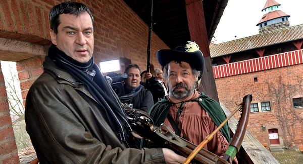 Auf den Wehrgängen der Nürnberger Burg posiert er mit einer Armbrust - aber das ist nicht die einzige Waffe, die ihm gut in den Händen liegt...