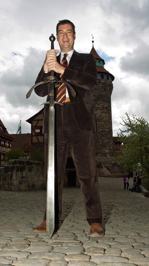 ... alternativ stützt er sich auch gerne mal auf ein Bihänder-Schwert, beispielsweise bei der Pressekonferenz zur Sanierung der Kaiserburg im Jahr 2012. Ganz der edle Ritter eben.