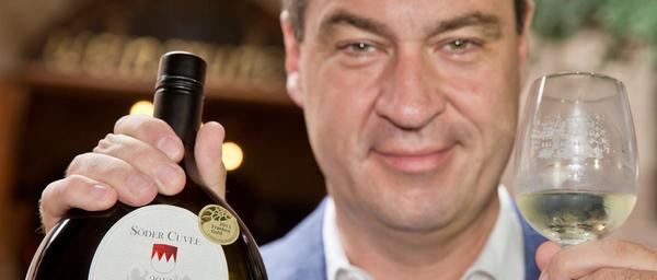 Ein Fakt aus der Reihe des unnützen Wissens über Markus Söder: Ihm wurde ein eigener Bocksbeutel, der sogenannte "Söder-Cuvee", gewidmet. Fehlt nur noch eine eigene Biersorte. Aber was noch nicht ist, kann ja noch werden.