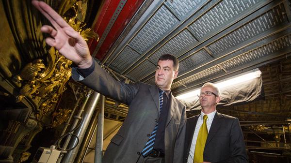 Ob ein kleiner Fingerzeig reicht, um seine Belange umzusetzen? Markus Söder und Bernd Schreiber, Präsident der Bayerischen Schlösserverwaltung, begutachteten 2013 die Sanierungsarbeiten im Opernhaus Bayreuth.