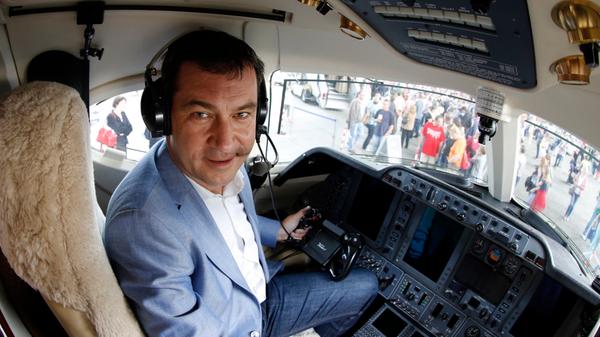 Selbst als Pilot in einem Privatjet überzeugt Söder souverän. Hier beim Tag der Luftfahrt 2013 am Nürnberger Flughafen.