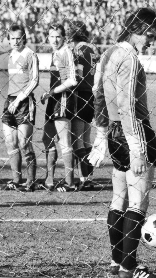 Im März 1979 sind die Club-Spieler nach einer Auseinandersetzung mit den Braunschweiger Löwen indes am Boden zerstört. Club-Torwart Gerhard Hummel hat bei diesem Freistoß erstmals das Nachsehen. Die Eintracht, die die Führung danach ausbaut, siegt in Nürnberg 3:0, besiegelt damit den Abstieg des FCN aus der Bundesliga.