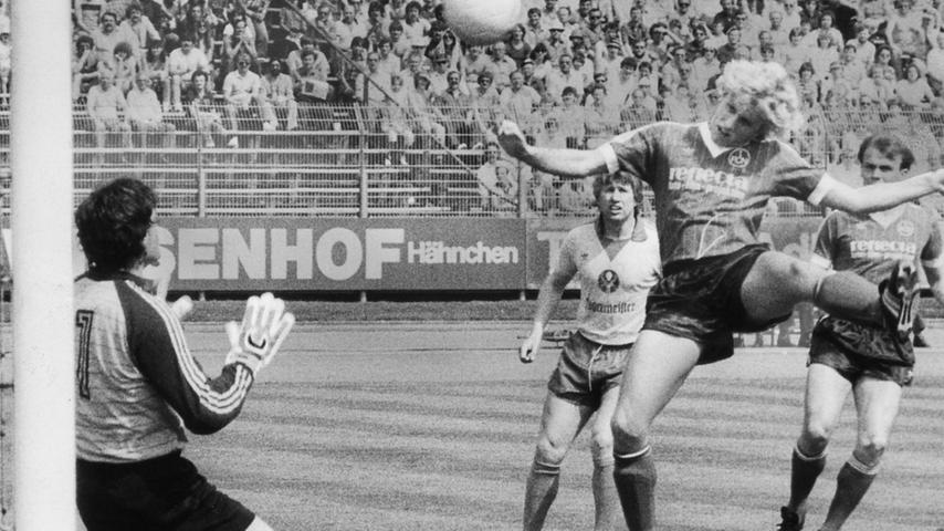 Doch der FCN kehrt rasch in die Erstklassigkeit zurück. Im Mai 1982 vertreibt er gegen Braunschweig das Abstiegsgespenst - zwei Runden vor Saisonende. Werner Dreßel bringt den Club im Städtischen Stadion mit seinem Kopfball bereits in der dritten Minute auf Kurs. Werner Heck - der kongeniale zweite Teil der Werner-Brothers - steuert an einem Gute-Laune-Samstag zwei Treffer zum 4:0-Heimsieg bei, Horst Weyerich per verwandeltem Foulelfmeter einen.