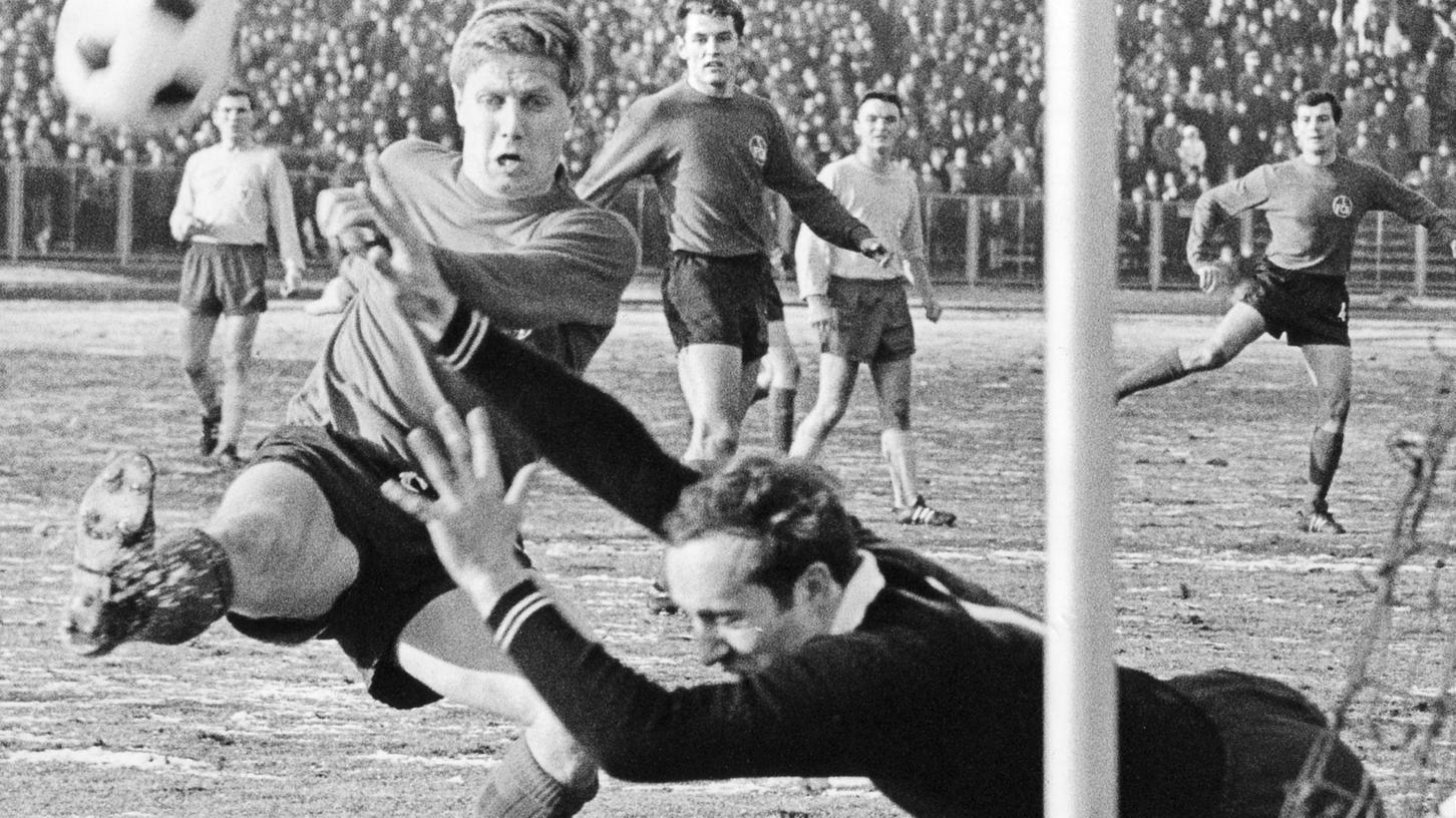 Mit dem Fuß, mit dem Kopf, mit Torgarantie: In der bislang letzten Nürnberger Meistersaison 1967/68 machte sich Franz Brungs sehr um den Club verdient.