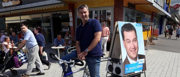 ...auch auf dem Rad fährt er sein Wahlplakat umher - hier beispielsweise durch den Nürnberger Süden.