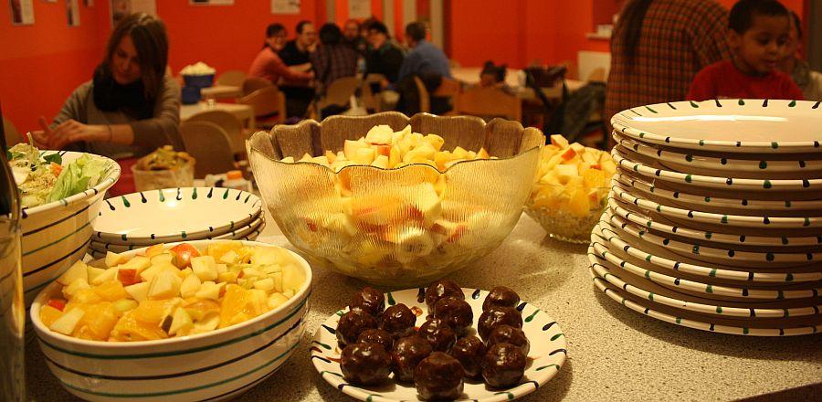 Im Mehrgenerationenhaus in Schweinau veranstalten Mitglieder des Foodsharing Projekts jeden dritten Mittwoch im Monat ein gemeinsames Abendessen, bei denen jeder Essen mitbringt und gekocht wird.