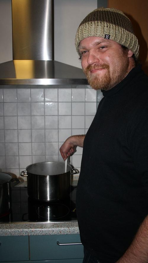 Das duftet aber schon gut: Matthias (29) aus Nürnberg ist das erste Mal beim gemeinsamen Kochen dabei und bereitet eine Brotsuppe zu.