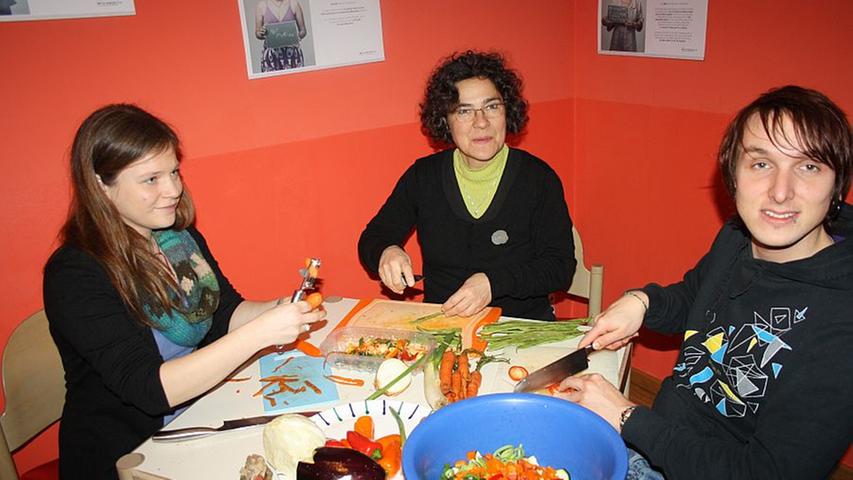 Fleißig am Schnippeln: Julia (27), Dorothea (52) und Flo (25) finden das Projekt super. "Es macht richtig Spaß mitzuhelfen und gemeinsam etwas Gutes zu tun", findet Flo aus Erlangen.