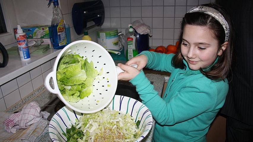 Auch die Kleinen packen mit an. Vanessa (9) aus der Nähe von Windsbach ist schon das zweite Mal dabei und weiß, wie man ein Salatdressing mischt.