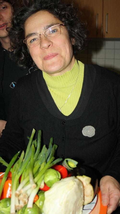 Dorothea (52) aus Stein bereitet die Gemüsepfanne vor und war beim letzten Dinner schon dabei: "Das Essen schmeckt richtig lecker und nebenbei kann man neue Leute kennen lernen".