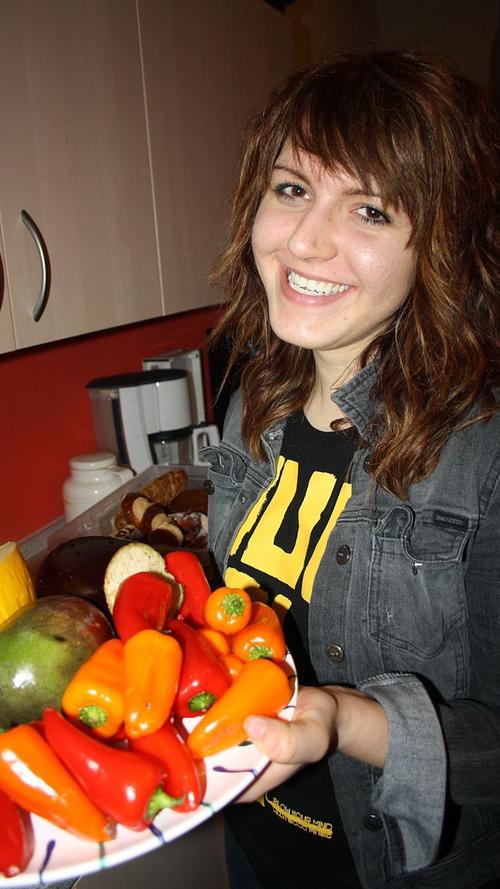 Viel Obst und Gemüse wurde mitgebracht, oder von Supermärkten abgeholt. Natalie (22) aus Langwasser überlegt schon, wie man die leckeren Paprika am besten zubereitet.