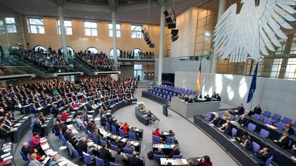 Das Recht, gewählt zu werden, nennt sich passives Wahlrecht. In den Bundestag wählbar ist, wer am Wahltag deutscher Staatsbürger und mindestens 18 Jahre alt ist. Wer vom aktiven Wahlrecht ausgeschlossen ist oder durch einen Richterspruch nicht die Fähigkeit zur Bekleidung öffentlicher Ämter besitzt, verliert auch sein passives Wahlrecht. Wurde jemand wegen eines Verbrechens rechtskräftig zu einer Freiheitsstrafe von mindestens einem Jahr verurteilt, verliert er für fünf Jahre sein passives Wahlrecht.