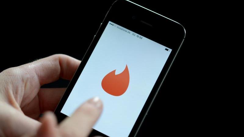 Tinder 2.0: Ein Student aus Erlangen wartet auf einen Match - jedoch nicht auf virtueller Ebene. Tinder 2.0: Ein Student aus Erlangen wartet auf einen Match - jedoch nicht auf virtueller Ebene.