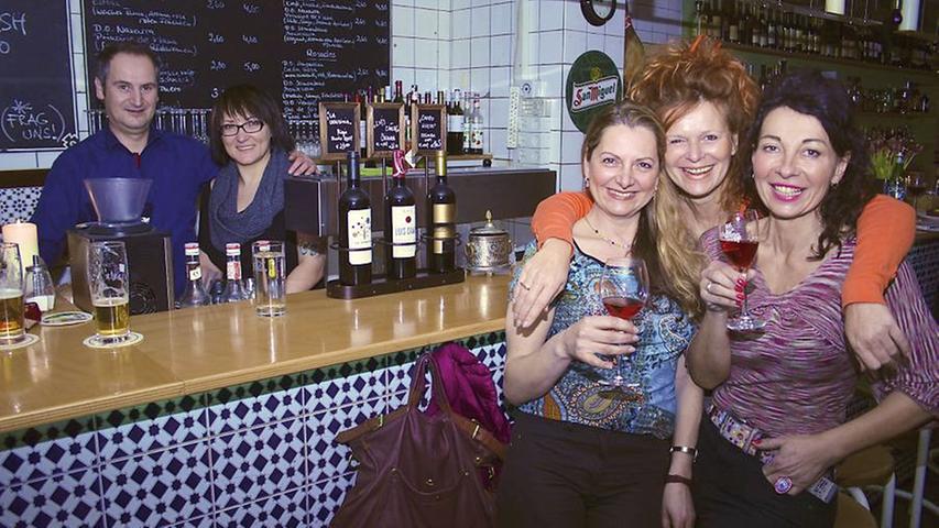 Die Stammgäste Andrea, Heidi und Cordula (von links) kommen schon seit über 20 Jahren jeden Dienstag in den Andalusischen Hund im Stadtteil St. Johannis. Sie werden hier immer sehr zuvorkommend bedient, hier gibt es leckeren spanischen Wein und ein Schwätzchen mit Michele oder Larissa, den Wirten, ist auch immer drin. „Wir sind glaube ich schon länger da als Michele“, lachen sie, „für uns ist der Besuch im Hund schon lange zum Ritual geworden.“ Michele weiß auch, warum den Mädels der Wein so gut schmeckt. Ihr Lieblingsgetränk ist der Cresta Rosa. „Das ist eigentlich ein Tempranillo, der angebaut wird wie ein Prosecco. Er gärt in Flaschen und ist daher sehr moussierend und für die Damen genau das Richtige.“ Die Stammgäste Andrea, Heidi und Cordula (von links) kommen schon seit über 20 Jahren jeden Dienstag in den Andalusischen Hund im Stadtteil St. Johannis. Sie werden hier immer sehr zuvorkommend bedient, hier gibt es leckeren spanischen Wein und ein Schwätzchen mit Michele oder Larissa, den Wirten, ist auch immer drin. „Wir sind glaube ich schon länger da als Michele“, lachen sie, „für uns ist der Besuch im Hund schon lange zum Ritual geworden.“ Michele weiß auch, warum den Mädels der Wein so gut schmeckt. Ihr Lieblingsgetränk ist der Cresta Rosa. „Das ist eigentlich ein Tempranillo, der angebaut wird wie ein Prosecco. Er gärt in Flaschen und ist daher sehr moussierend und für die Damen genau das Richtige.“