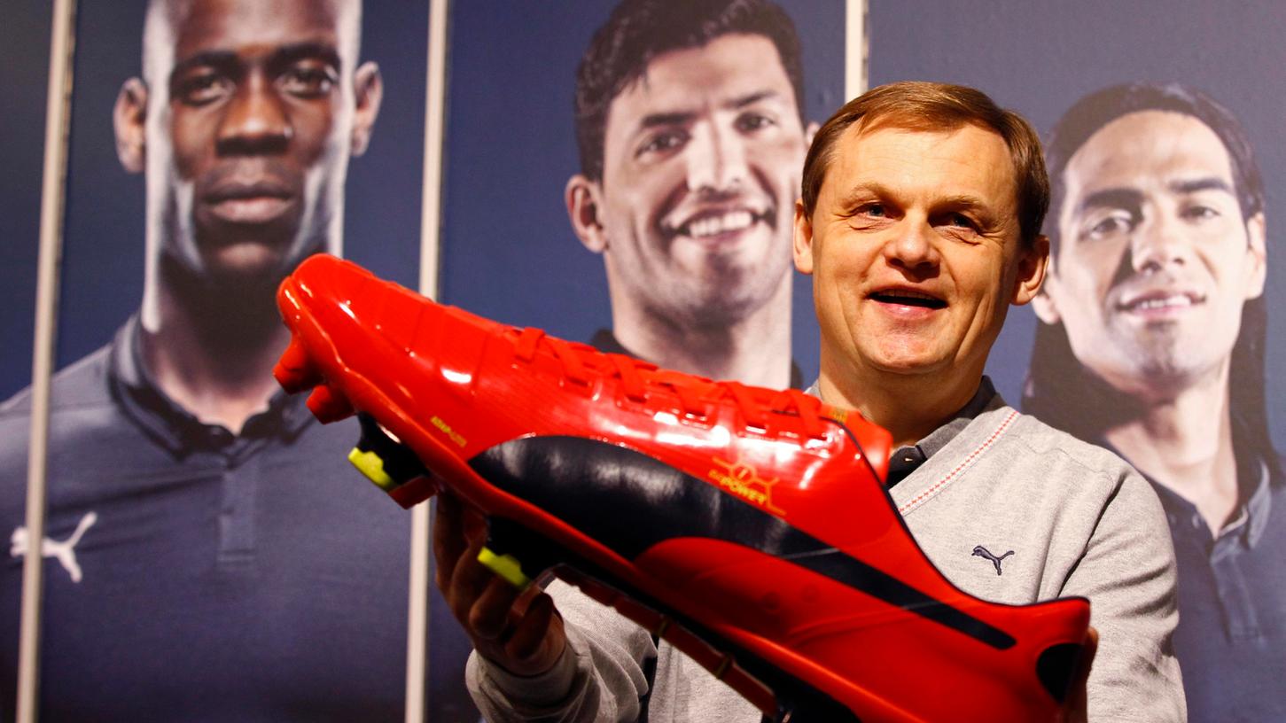 Puma-Chef Björn Gulden hält vor der Pressekonferenz einen Fußballschuh seiner Firma in die Kamera.