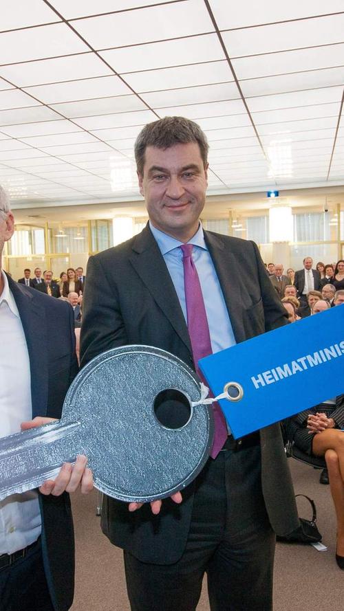 Wie bei einer Einweihung üblich erhielt Heimatminister Söder von Helmut Schmelzer den symbolischen Schlüssel für den neuen Arbeitsplatz.